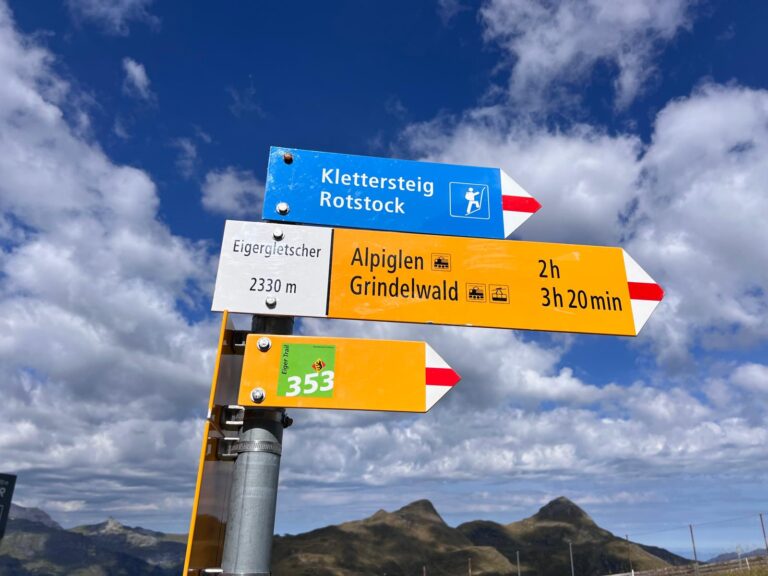Eiger Trail sign at Eigergletscher pointing towards Alpiglen